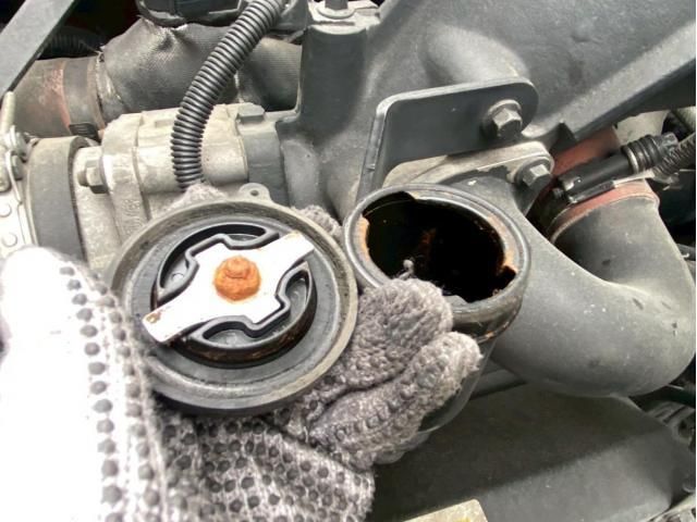 Nissan QUON 2014-12 7606945-21