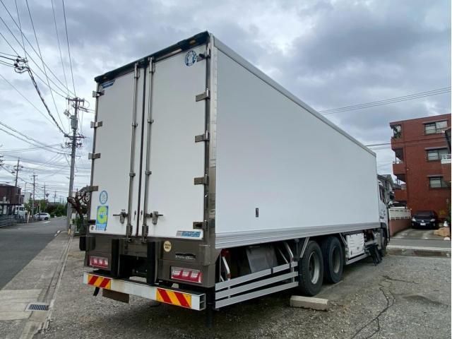 Nissan QUON 2014-12 7606945-2