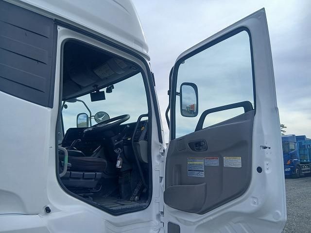 Nissan QUON 2022-06 7710394-26