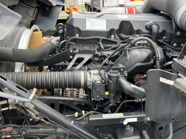 Nissan QUON 2017-07 7710415-15