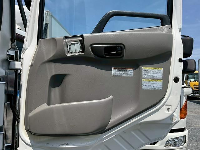 Nissan QUON 2017-04 7710413-17