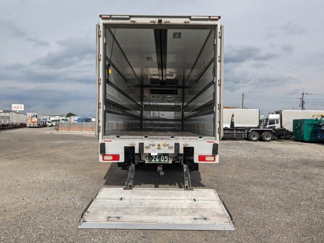 Nissan QUON 2019-08 7710383-9