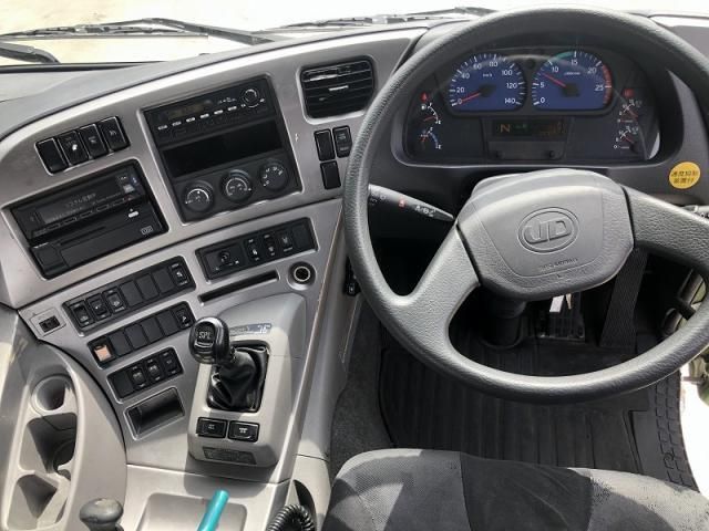 Nissan QUON 2014-05 7737883-5