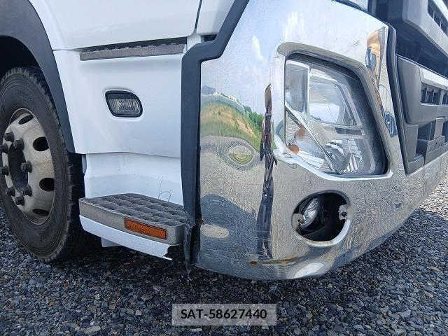 Nissan QUON 2017-12 7788513-8