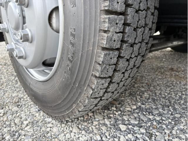 Nissan QUON 2017-06 7864752-12