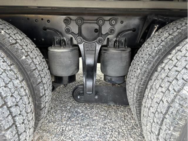 Nissan QUON 2017-06 7864752-14