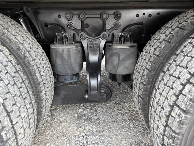 Nissan QUON 2017-06 7864752-17