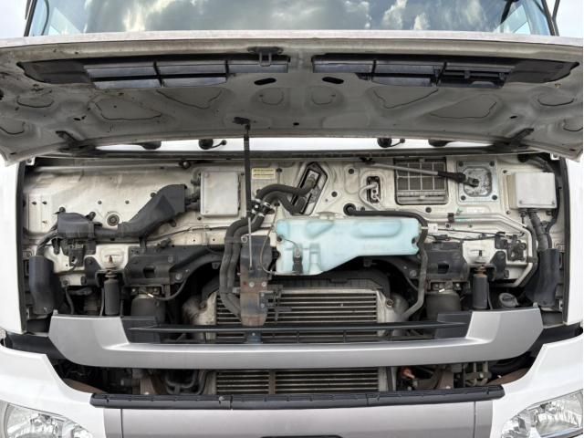Nissan QUON 2017-06 7864752-18