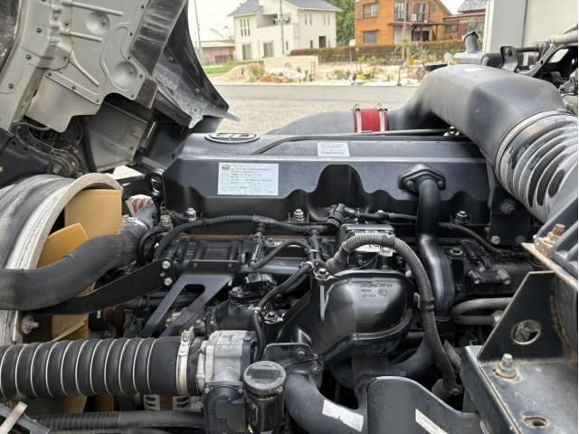 Nissan QUON 2017-06 7864752-20