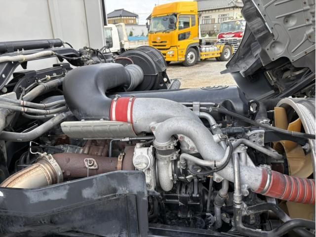 Nissan QUON 2017-06 7864752-21