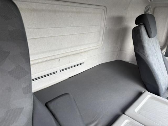 Nissan QUON 2017-06 7864752-26
