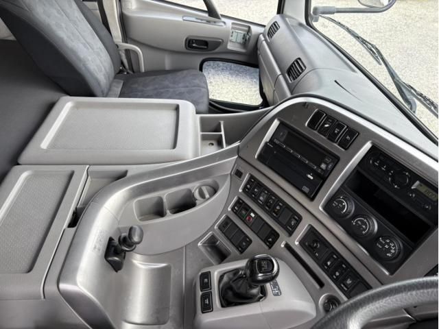 Nissan QUON 2017-06 7864752-27