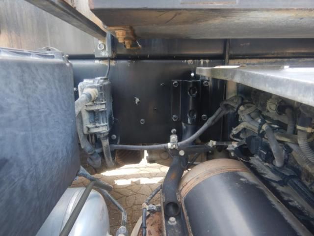 Nissan QUON 2014-04 7864751-16