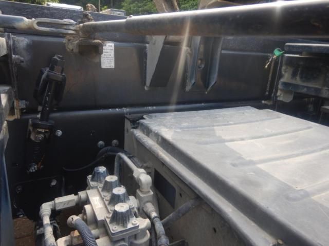 Nissan QUON 2014-04 7864751-17