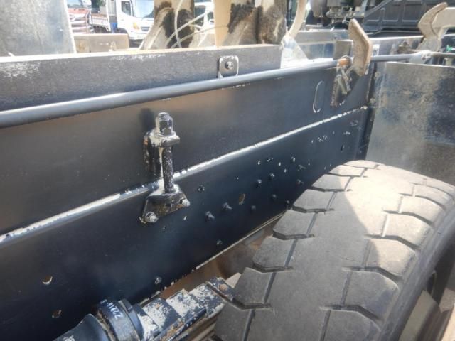 Nissan QUON 2014-04 7864751-19