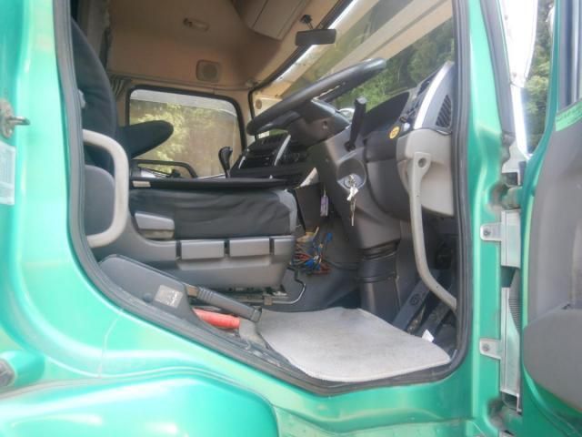 Nissan QUON 2014-04 7864751-8