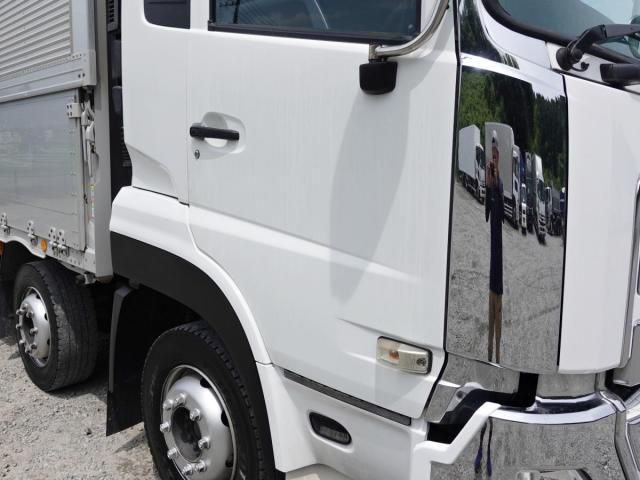 Nissan QUON 2019-09 7864748-5
