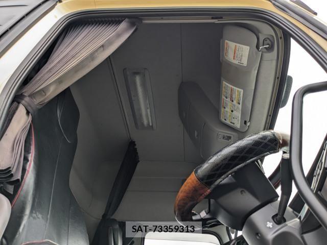 Nissan QUON 2019-06 7963390-9
