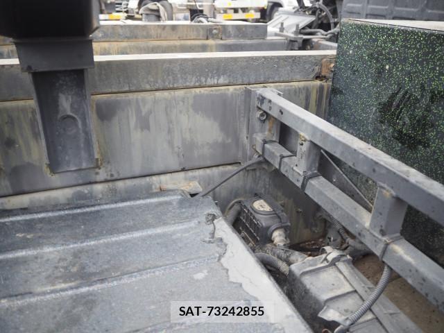 Nissan QUON 2013-06 7963401-13