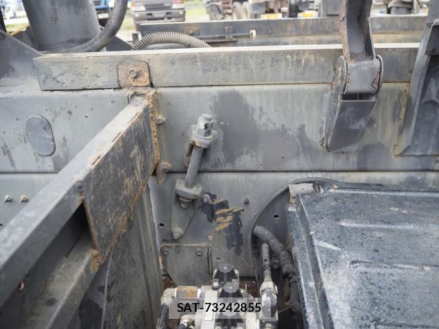 Nissan QUON 2013-06 7963401-14