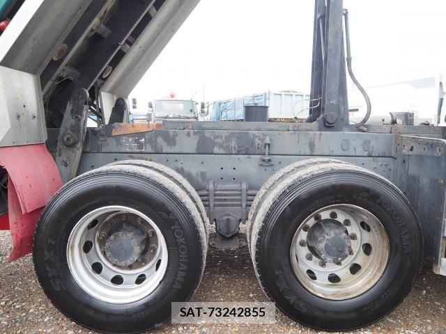 Nissan QUON 2013-06 7963401-15