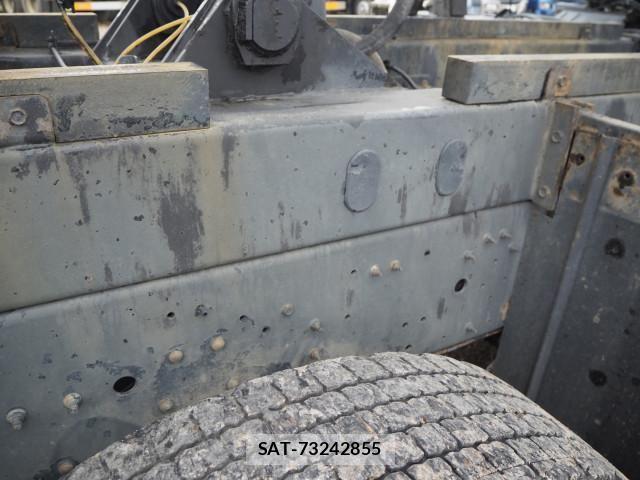 Nissan QUON 2013-06 7963401-17