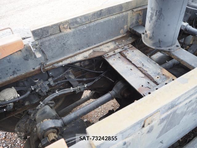 Nissan QUON 2013-06 7963401-23