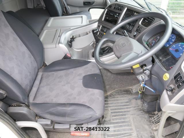 Nissan QUON 2016-12 7963391-24