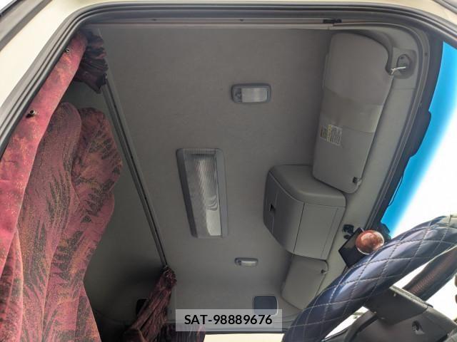 Nissan QUON 2017-12 7963402-24
