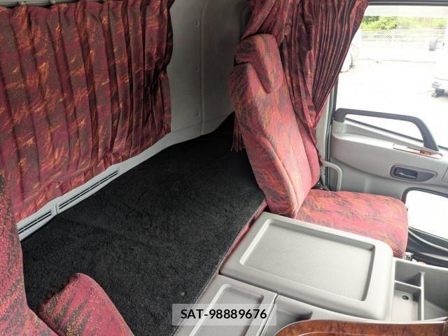 Nissan QUON 2017-12 7963402-25