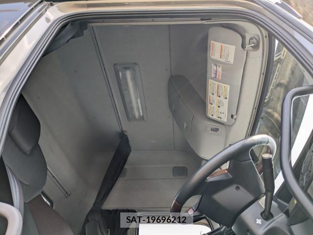Nissan QUON 2024-10 7963388-9