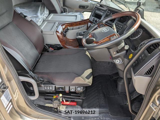 Nissan QUON 2024-10 7963388-8