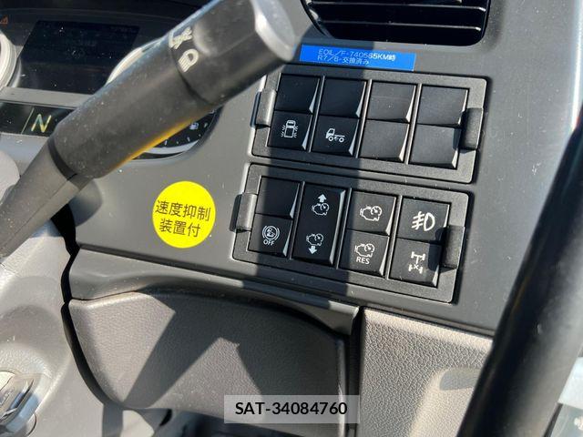 Nissan QUON 2021-06 8037826-10