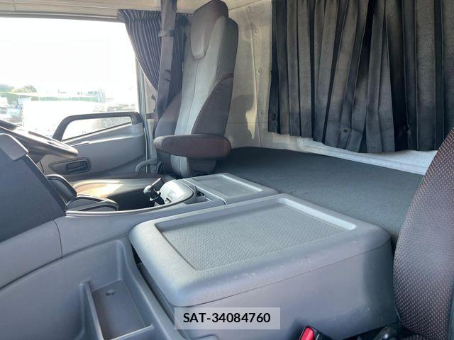 Nissan QUON 2021-06 8037826-15