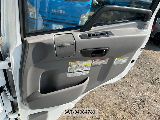 Nissan QUON 2021-06 8037826-16
