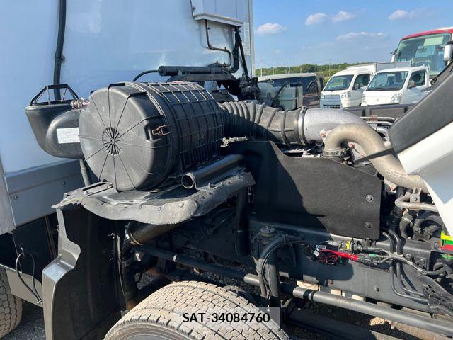 Nissan QUON 2021-06 8037826-23