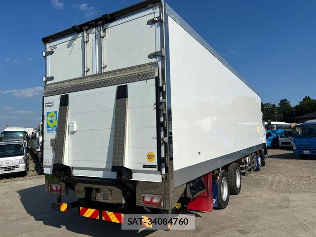 Nissan QUON 2021-06 8037826-3