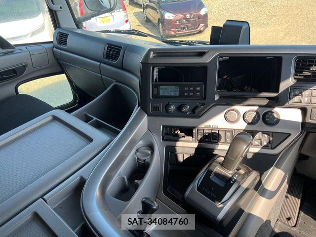 Nissan QUON 2021-06 8037826-5