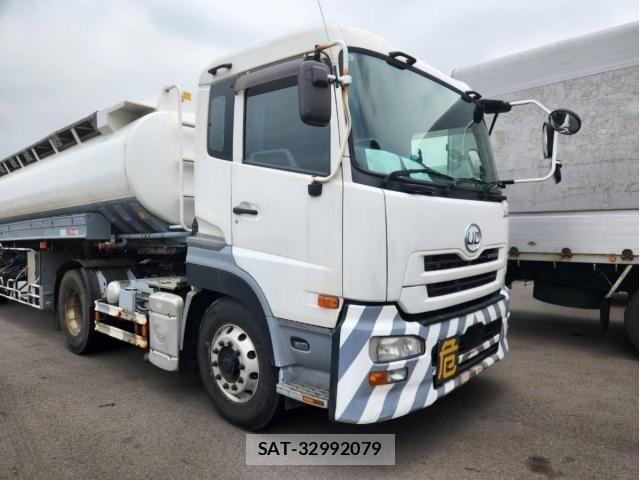Nissan QUON 2015-09 8037828-0