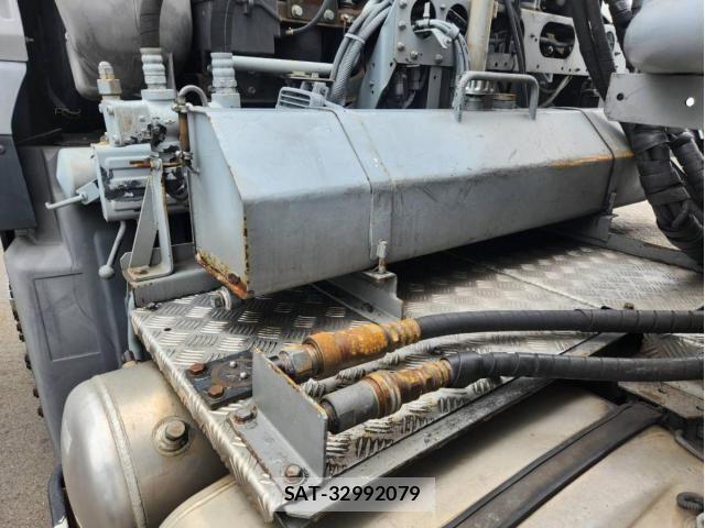 Nissan QUON 2015-09 8037828-1