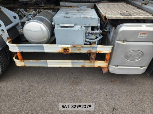 Nissan QUON 2015-09 8037828-3
