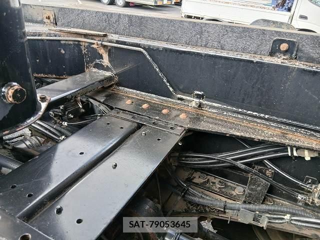 Nissan QUON 2008-12 8037827-21