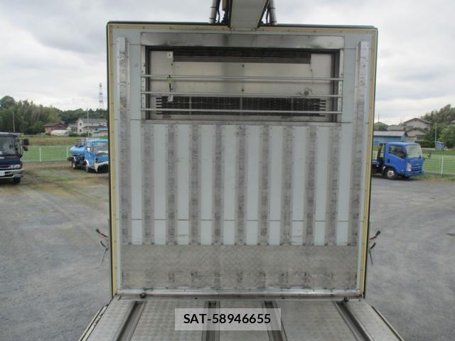 Nissan QUON 2011-10 8075247-11