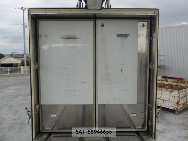 Nissan QUON 2011-10 8075247-13