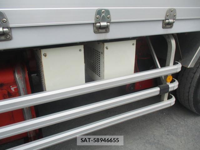 Nissan QUON 2011-10 8075247-19