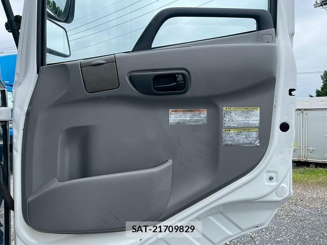 Nissan QUON 2015-09 8231443-17