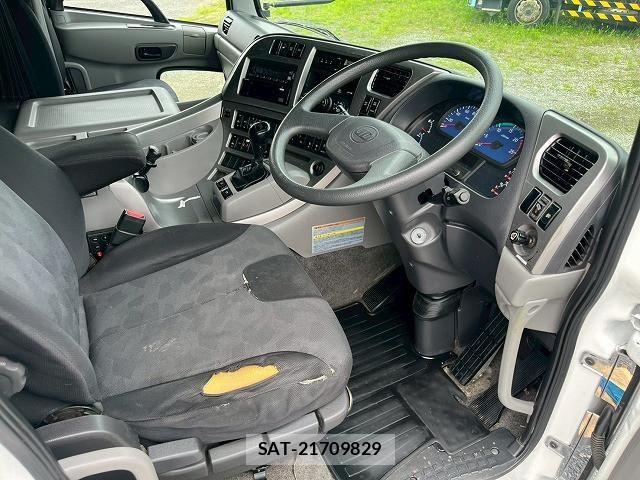 Nissan QUON 2015-09 8231443-18