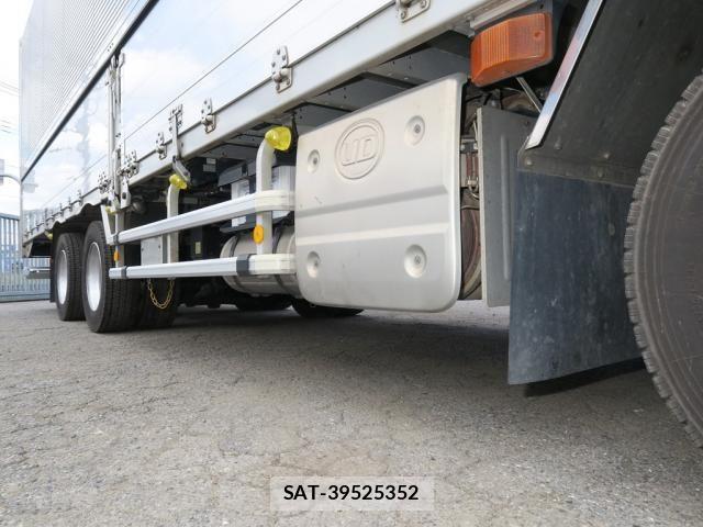 Nissan QUON 2020-12 8231433-17