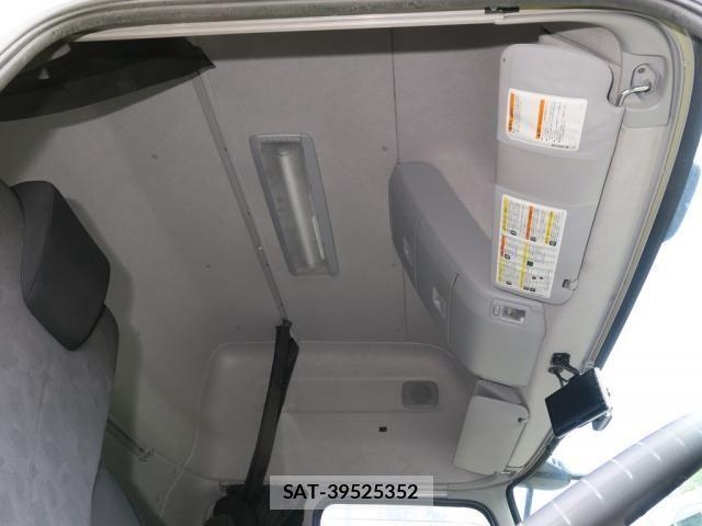 Nissan QUON 2020-12 8231433-27