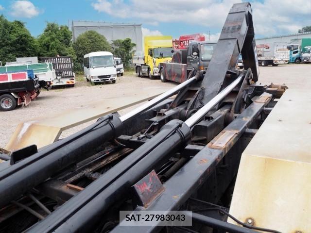 Nissan QUON 2012-05 8231441-10